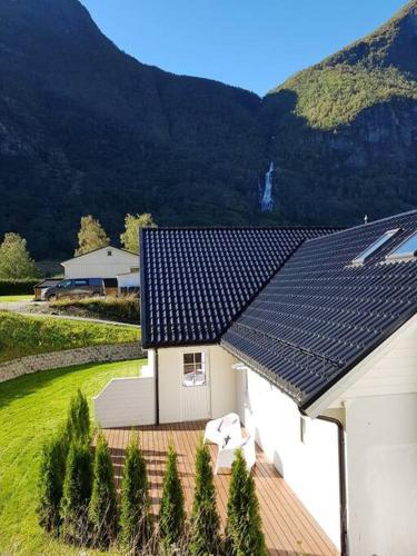 Cheerful 4-bedroom home with fireplace, 1,5km from Flåm center - Aurland