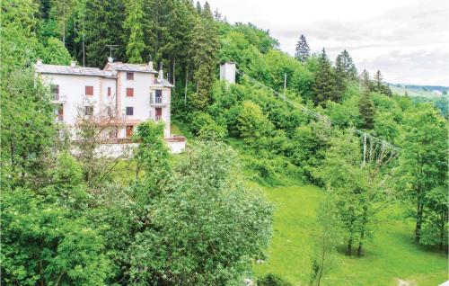  Amazing apartment in Bosco Chiesanuova VR with 2 Bedrooms, Pension in Bosco Chiesanuova bei San Mauro di Saline