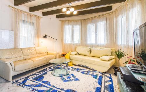  Amazing Home In Muntanya De La Sella With 3 Bedrooms, Outdoor Swimming Pool And Swimming Pool in Muntanya la Sella