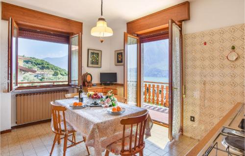 Kitchen, Beautiful apartment in Riva di Solto with 3 Bedrooms and WiFi in Riva Di Solto