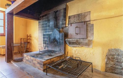 Konyha, Stunning Home In Riudellots in Riudellots De La Selva