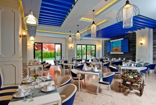 Delphin Deluxe Resort - image 2