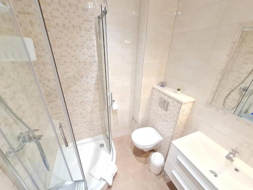 One-Bedroom Apartment with Balcony and Sea View image 1