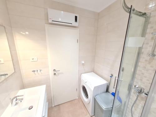 One-Bedroom Apartment with Balcony and Sea View image 2