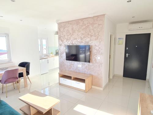 One-Bedroom Apartment with Balcony and Sea View image 6