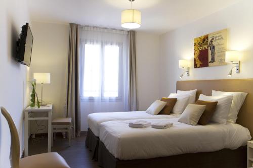 2 twin beds