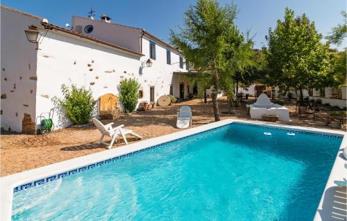  Beautiful home in Alcaracejos with 6 Bedrooms, WiFi and Outdoor swimming pool, Ferienwohnung in Alcaracejos