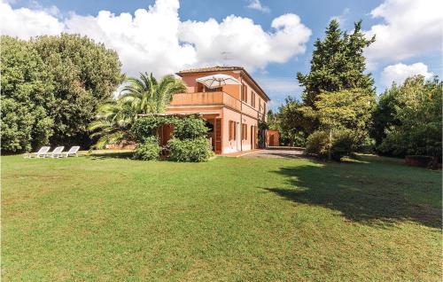  Stunning home in Rosignano Marittimo LI with 4 Bedrooms and WiFi, Pension in Rosignano Marittimo