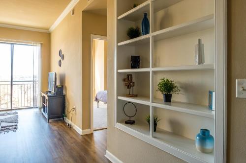 Upscale Downtown Apts with Wifi by Frontdesk - image 8