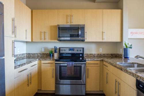 Upscale Downtown Apts with Wifi by Frontdesk - image 9