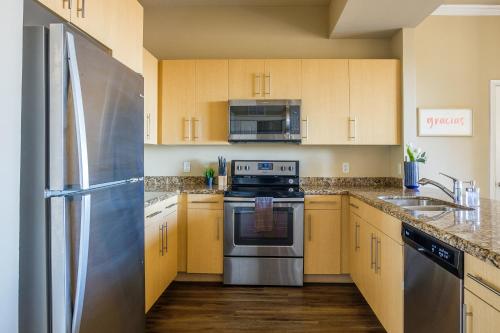 Upscale Downtown Apts with Wifi by Frontdesk - image 11
