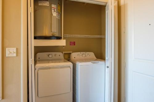 Upscale Downtown Apts with Wifi by Frontdesk - image 14