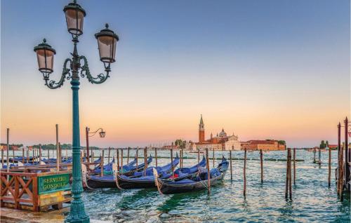 Beautiful Apartment In Venezia -ve- With 2 Bedrooms And Wifi - image 10
