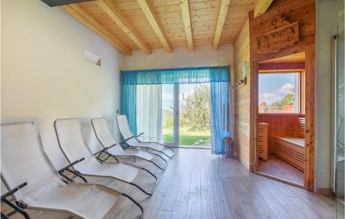  Amazing Home In Borgo Valbelluna With 10 Bedrooms, Jacuzzi And Sauna in Pranòtz