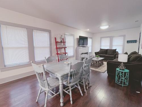 THE FARMHOUSE - FAMILY FRIENDLY DOWNTOWN COTTAGE