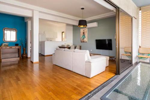 Βright Walled Designed Apt in Glyfada Center