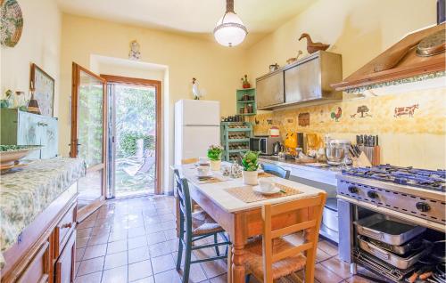 Amazing Home In Crespina Pi With Kitchen