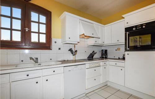 ห้องครัว, Lovely Home In Prades in พราด