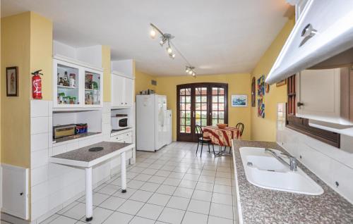 ห้องครัว, Lovely Home In Prades in พราด