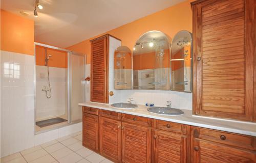 ห้องน้ำ, Lovely Home In Prades in พราด