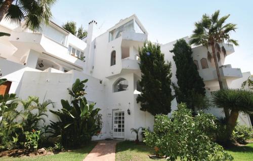  Stunning apartment in Marbella-Las Chapas with 2 Bedrooms, WiFi and Outdoor swimming pool in Marbella