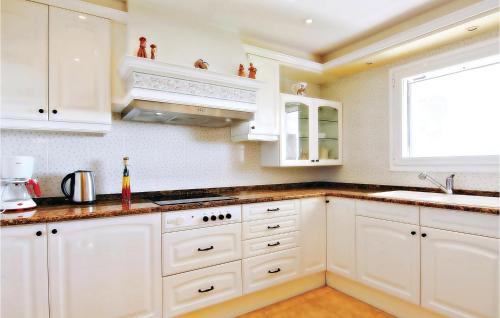 virtuve, Lovely Home In St Cebria De Vallalta in Sant Cebria de Vallalta