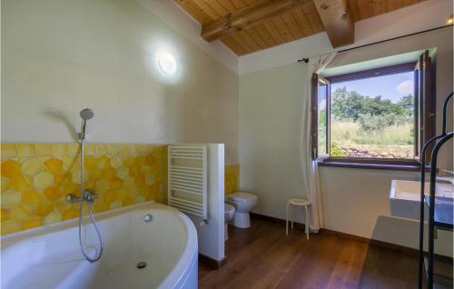 Bathroom, Awesome Home In Gradoli With 5 Bedrooms, Wifi And Outdoor Swimming Pool in Gradoli