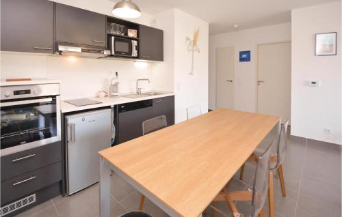 Amazing apartment in Aigues-Mortes w/ 1 Bedrooms - image 10
