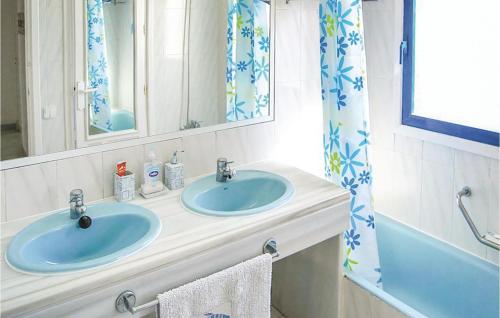 One-Bedroom Apartment in Roquetas de Mar - image 6