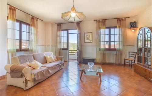 3 Bedroom Lovely Apartment In Villaurbana