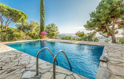 Awesome home in Lloret de Mar w/ Outdoor swimming pool and 4 Bedrooms - image 2
