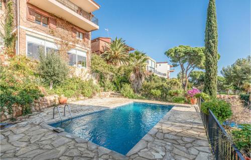 Awesome home in Lloret de Mar w/ Outdoor swimming pool and 4 Bedrooms - image 7
