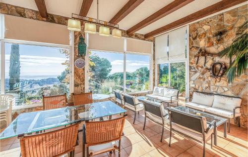 Awesome home in Lloret de Mar w/ Outdoor swimming pool and 4 Bedrooms - image 10