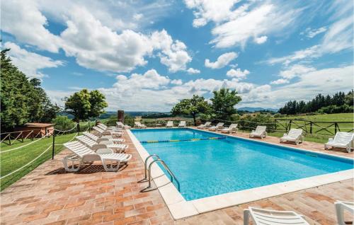  Stunning apartment in Castiglione d,Lago PG with 2 Bedrooms, WiFi and Outdoor swimming pool, Pension in Strada