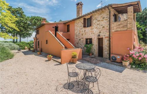  Stunning apartment in Castiglione d,Lago PG with 2 Bedrooms, WiFi and Outdoor swimming pool in Strada