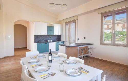  Amazing apartment in Motta San Giovanni with 3 Bedrooms and WiFi in Campoli