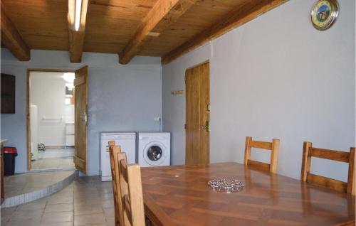 Konyha, Three-Bedroom Holiday Home In Cheylade in Cheylade