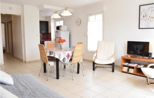 Gorgeous Apartment In Hauteville-sur-mer With Wifi