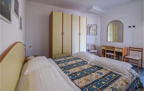One-Bedroom Apartment image 8