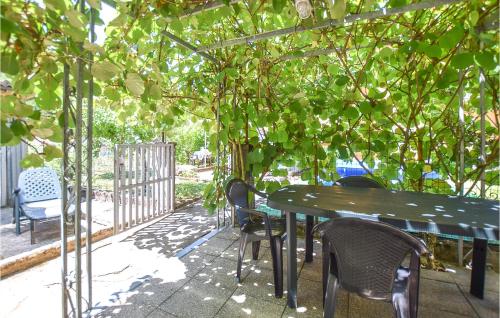  Two-Bedroom Holiday Home in Astracaccio LU, Pension in Cocciglia