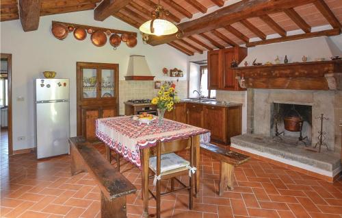  Stunning Home In Cortona Ar With Wifi, Private Swimming Pool And Outdoor Swimming Pool in Polvano