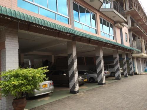 Mc-Elly's Hotel, Arusza
