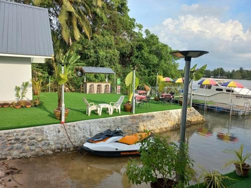 Boathouse marina restaurant and homestay