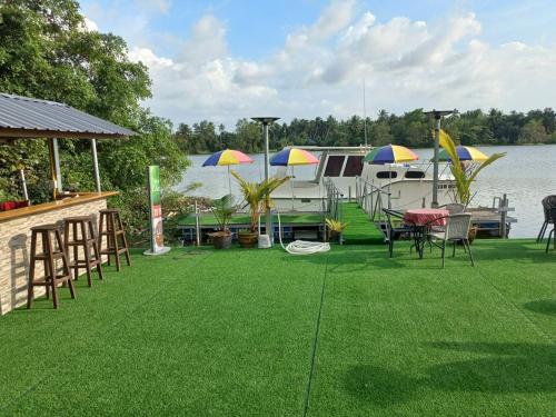 Boathouse marina restaurant and homestay