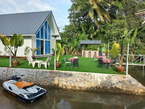 Boathouse marina restaurant and homestay