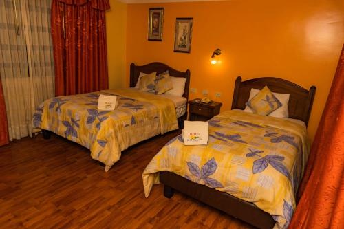 1 double bed, 1 twin bed