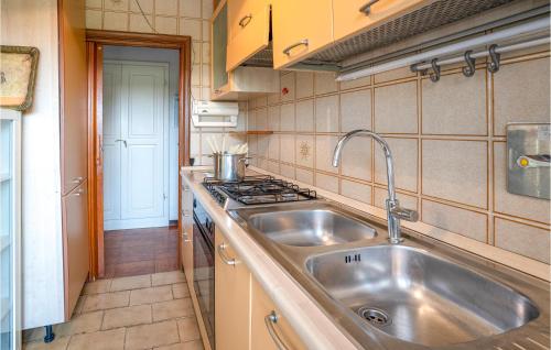 3 Bedroom Cozy Apartment In Capalbio Scalo