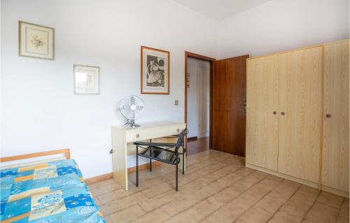 3 Bedroom Cozy Apartment In Capalbio Scalo