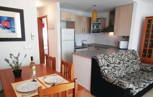  Lovely Apartment In Alhama De Murcia With Kitchen in El Romero