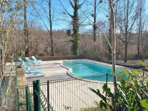 Bazen, Cozy Holiday Home in Cussac with Private Terrace Barbecue in Oradour-sur-Vayres
